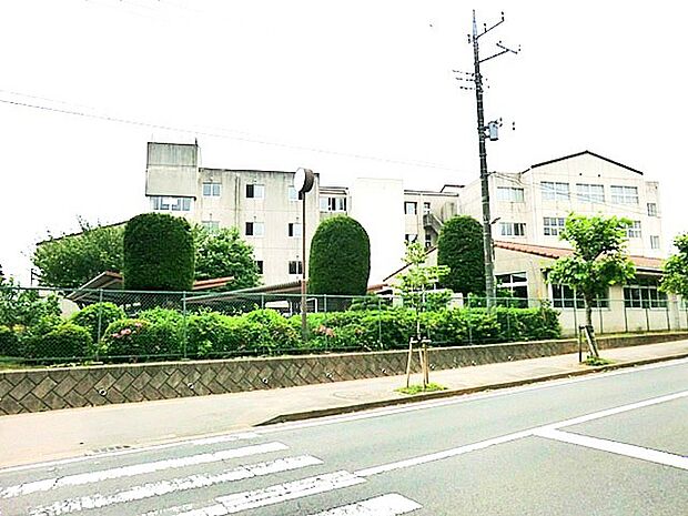 御所ケ丘中学校(570m)