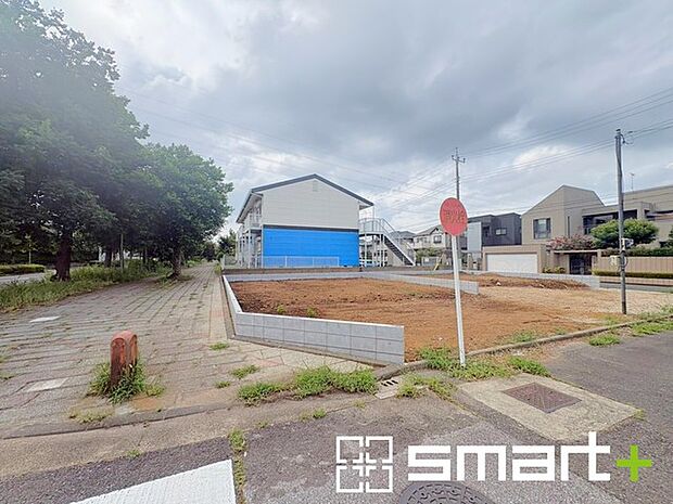 ~開放感ある角地のお住まい~ ・2方向が空く事で開放感のある角地に位置しております。 ・窮屈な感じが無く、ゆったりと暮らせるこの魅力をぜひ現地でご体感くださいませ。