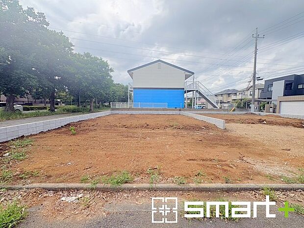 ~ベタ基礎でしっかりとした土台~ ・コンクリートの中に鉄筋を配し強度を高めた「ベタ基礎」を採用。 ・しっかりとした土台を造ったうえで、その上に建物が築造されていきます。