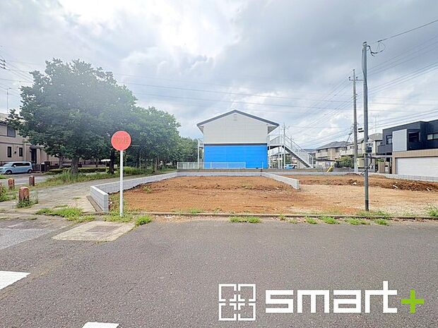 ~閑静な住宅街の立地~ ・周辺は閑静な住宅街となっておりますので、静かな暮らしをご実現いただけます。 ・前面道路の交通量も多くないので、小さなお子様がいるご家庭でもご安心ですね。