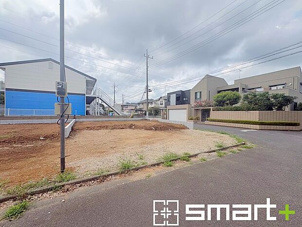 ~閑静な住宅街の立地~ ・周辺は閑静な住宅街となっておりますので、静かな暮らしをご実現いただけます。 ・前面道路の交通量も多くないので、小さなお子様がいるご家庭でもご安心ですね。