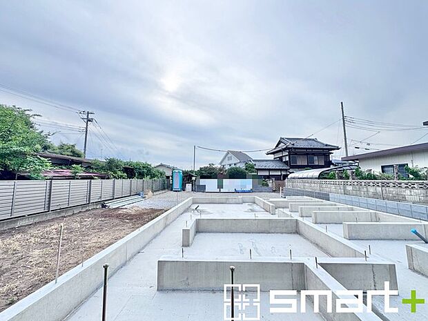 ～ベタ基礎でしっかりとした土台～ ・コンクリートの中に鉄筋を配し強度を高めた「ベタ基礎」を採用。 ・しっかりとした土台を造ったうえで、その上に建物が築造されていきます。 