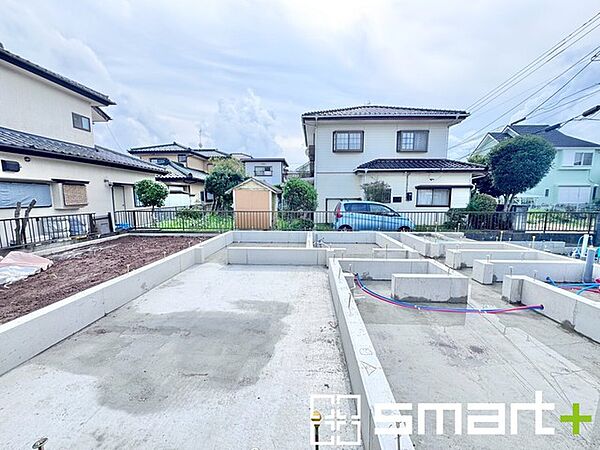 ～ベタ基礎でしっかりとした土台～ ・コンクリートの中に鉄筋を配し強度を高めた「ベタ基礎」を採用。 ・しっかりとした土台を造ったうえで、その上に建物が築造されていきます。