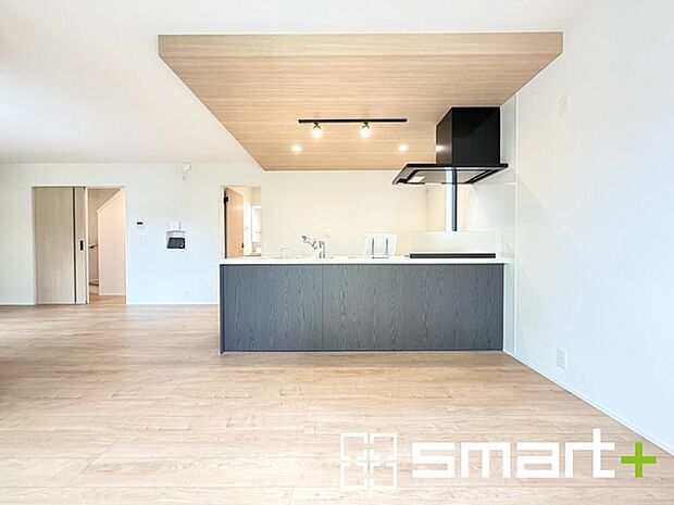～折下げ天井でオシャレな空間～ ・キッチン部分に折下げ天井を施すことでリビングが広く見える効果もあり、開放的な空間が広がります。 ・メリハリのあるオシャレなキッチンで毎日の家事も楽しくなりますね。 