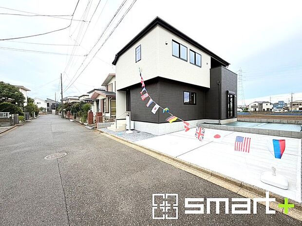 ～十分な広さのある前面道路～ ・前面道路は約○ｍございますので、お車でのすれ違いも楽々で余計なストレスがかかりません。 ・日々お車での移動が多い方には大切なポイントですね。 
