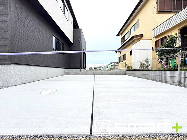 ～ゆとりあるカースペース～ ・セカンドカーや来客時にも困らないカースペース2台分は並列駐車可能。物置や駐輪スペースなどにも利用できますね。 ・カーポートなどのオプションもお気軽にご相談くださいませ。 