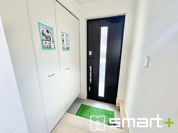 ~穏やかな陽が入る玄関~ ・玄関ドアにガラス部分を設ける事で穏やかな陽の入る玄関になります。 ・備え付けのシューズボックスはたっぷりしまえて玄関がスッキリ片付きますね。