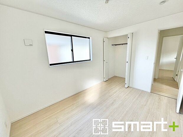~2面採光の明るいお部屋~ ・洋室は2面採光とする事で穏やかな陽の入る明るい空間となっております。 ・くつろぎのプライベート時間を明るい空間で穏やかにお過ごしいただけます。