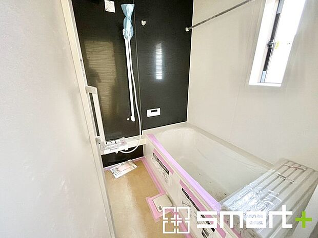 ~浴室乾燥機付きの浴室~ ・浴室には乾燥機が付いているので雨の日でも洗濯物を干すことが可能です。 ・水はけの良い床材など機能面も充実。マイクロバルなどオプションもご相談くださいませ。