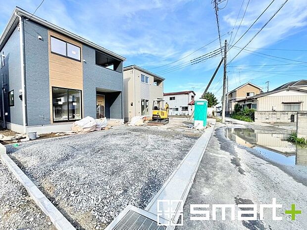 ~閑静な住宅街の立地~ ・周辺は閑静な住宅街となっておりますので、静かな暮らしをご実現いただけます。 ・前面道路の交通量も多くないので、小さなお子様がいるご家庭でもご安心ですね。