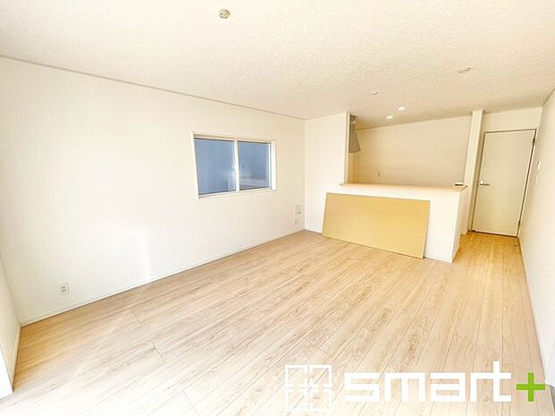 ~窓からたっぷりの陽光~ ・穏やかな陽だまりに包まれる居心地の良いLDKは、ご家族が自然と集まる憩いのスペース。 ・家事をしながらご家族との会話が楽しめる人気のカウンターキッチンも魅力。