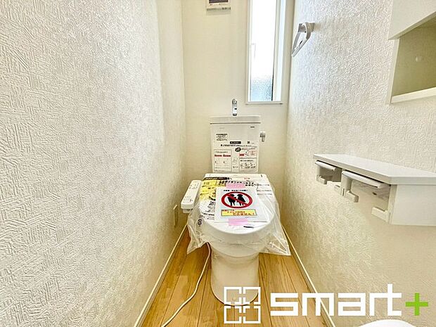 ~窓付きの明るいトイレ~ ・使用後や掃除の際に窓を開ければ、外からの新鮮な空気を取り込み素早く換気ができます。 ・埋め込み収納付きでストックや掃除用具もスッキリ片付きますね。