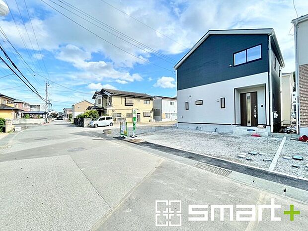 ~閑静な住宅街の立地~ ・周辺は閑静な住宅街となっておりますので、静かな暮らしをご実現いただけます。 ・前面道路の交通量も多くないので、小さなお子様がいるご家庭でもご安心ですね。