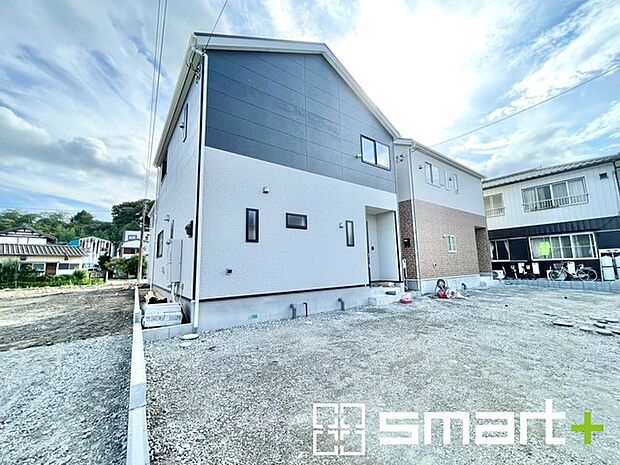 ~ゆとりあるカースペース~ ・セカンドカーや来客時にも困らないカースペース2台分は並列駐車可能でお車の出し入れもラクラク。 ・自転車やバイク、物置などもおける余裕の広さです。