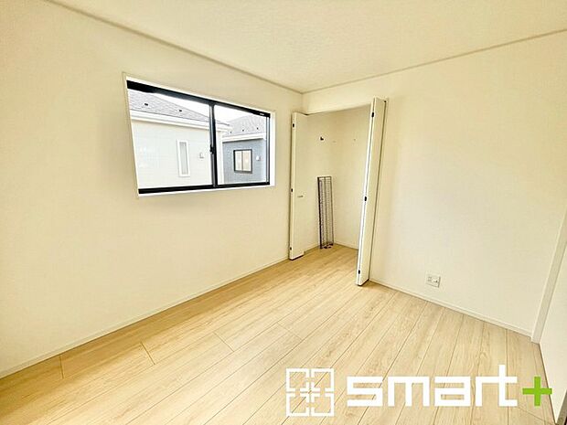 ~2面採光の明るいお部屋~ ・洋室は2面採光とする事で穏やかな陽の入る明るい空間となっております。 ・くつろぎのプライベート時間を明るい空間で穏やかにお過ごしいただけます。