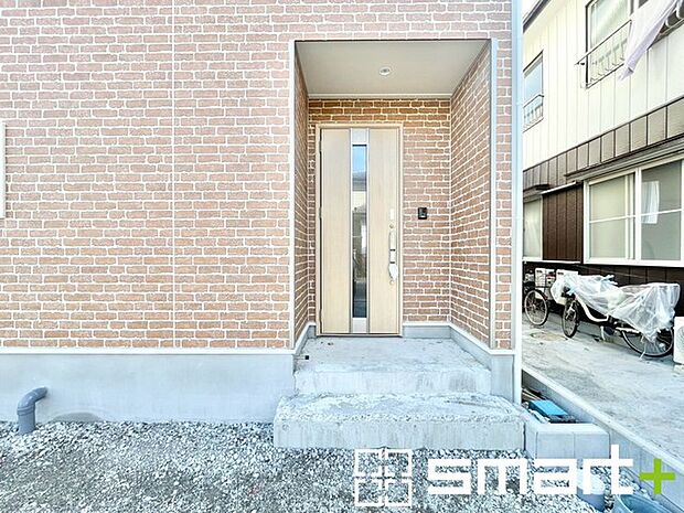 ~お住まいの顔「玄関」~ ・玄関ドアの上にはもちろん軒がございますので、雨の日でも濡れずに鍵の開閉が可能です。 ・鍵は防犯性に優れたディンプルキーを採用。