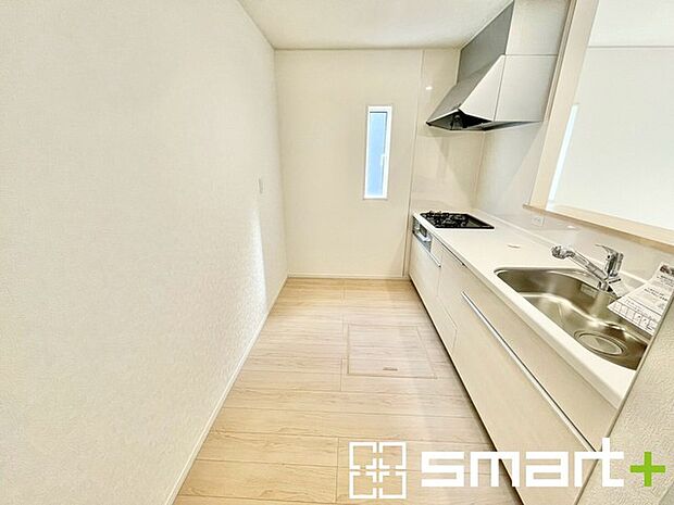 ~使い勝手の良いシステムキッチン~ ・料理がしやすい設計のキッチンでお料理もはかどりますね。 ・もちろんキッチン下部は収納になっておりますので、フライパンなども収納可能です。