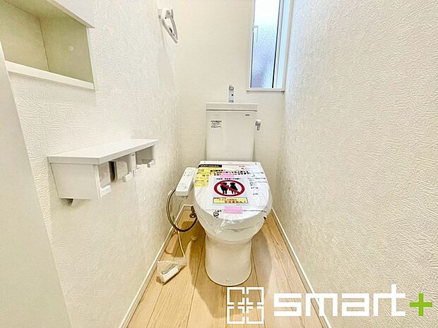 ~窓付きの明るいトイレ~ ・使用後や掃除の際に窓を開ければ、外からの新鮮な空気を取り込み素早く換気ができます。 ・埋め込み収納付きでストックや掃除用具もスッキリ片付きますね。
