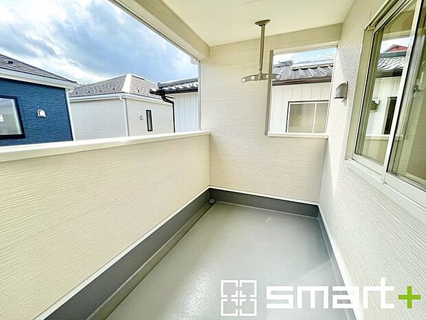 ~屋根付きのバルコニー~ ・バルコニーは屋根付きなので急な雨でも安心です。 ・奥行きもあるので洗濯物が干しやすいのも嬉しいポイントですね。
