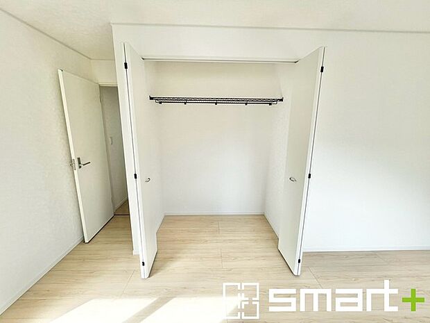~収納豊富な洋室~ ・各居室に備え付けの収納をご用意。タンスなどを置く場合と比べ出っ張らないので部屋の中を有効のご活用いただけます。 ・収納の広さなどぜひ現地でご確認くださいませ。
