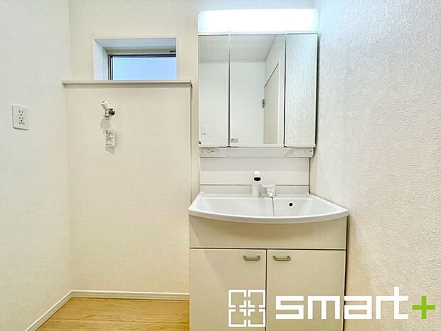 ~シャワー付き洗面台を採用~ ・洗面台の蛇口がホースで伸びシャワーとしてご利用可能。 ・朝の寝ぐせ直しなどにシャワーを使いたい時、洗面台の掃除をする際にも便利にお使いいただけます。