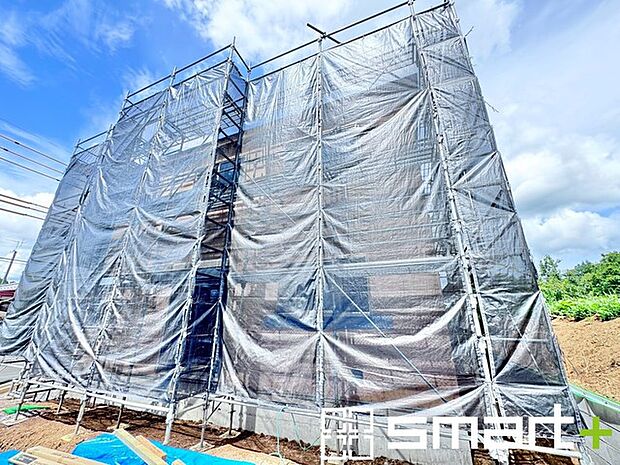 ～ベタ基礎でしっかりとした土台～ ・コンクリートの中に鉄筋を配し強度を高めた「ベタ基礎」を採用。 ・しっかりとした土台を造ったうえで、その上に建物が築造されていきます。 