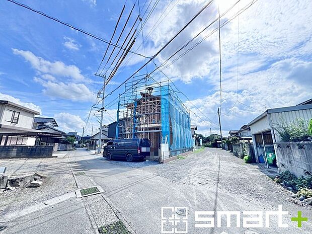 ~開放感ある角地のお住まい~ ・2方向が空く事で開放感のある角地に位置しております。 ・窮屈な感じが無く、ゆったりと暮らせるこの魅力をぜひ現地でご体感くださいませ。