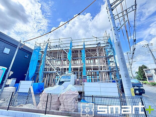~ベタ基礎でしっかりとした土台~ ・コンクリートの中に鉄筋を配し強度を高めた「ベタ基礎」を採用。 ・しっかりとした土台を造ったうえで、その上に建物が築造されていきます。