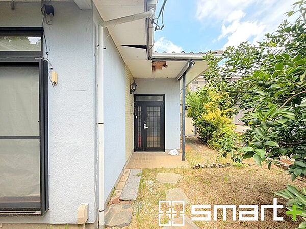 ～お住まいの顔「玄関」～ ・毎日お出かけの際もご帰宅の際も通る玄関。 ・ドアの交換や鍵の交換・追加などもお気軽にご相談くださいませ。