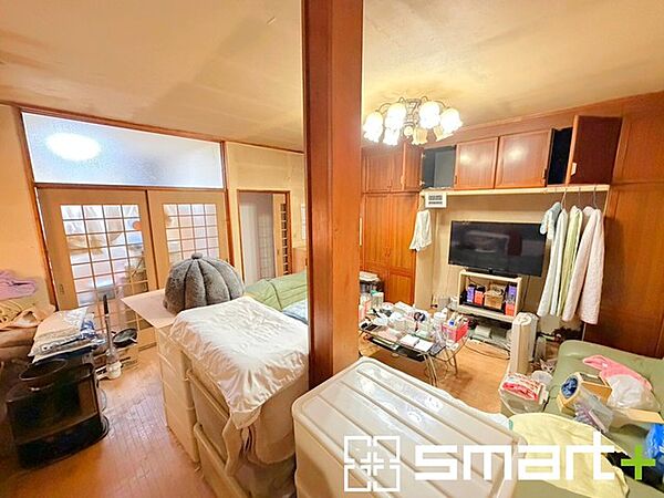 ～穏やかな陽の入るＬＤＫ～ ・大きな窓のあるＬＤＫは陽当りも良好で明るい空間となっております。 ・ご家族団らんなど過ごす時間の多いＬＤＫが明るいのは嬉しいポイントですね。