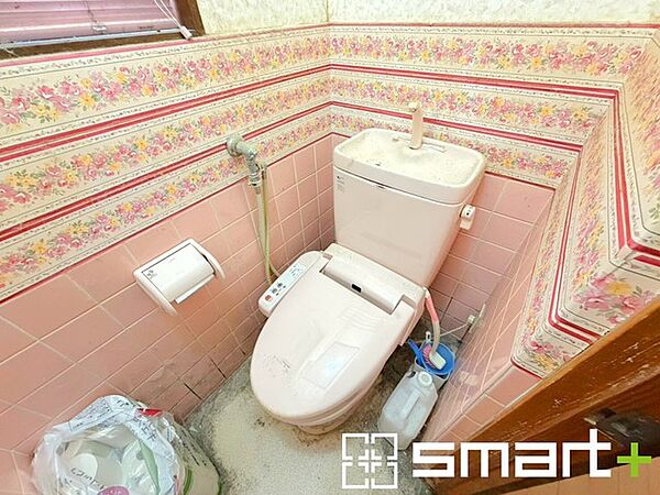 ～やはり便利なタンク式トイレ～ ・最近はタンクレストイレもございますが、タンク式の場合は停電時もお水を流すことが可能。 ・故障時なども比較的費用が安くなるなど、メリットが多くなります。