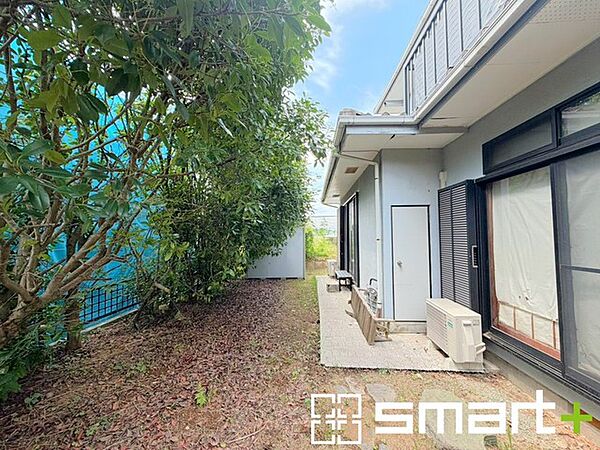 ～広々したお庭のある邸宅～ ・余裕の敷地には広いお庭もご用意。 ・ガーデニングや安らぎの空間として、倉庫を置いたりと様々な活用が可能です。 ・人工芝の敷設などもお気軽にご相談くださいませ。