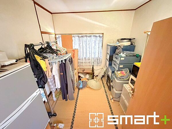 ～収納豊富な洋室～ ・各居室に備え付けの収納をご用意。タンスなどを置く場合と比べ出っ張らないので部屋の中を有効のご活用いただけます。 ・収納の広さなどぜひ現地でご確認くださいませ。