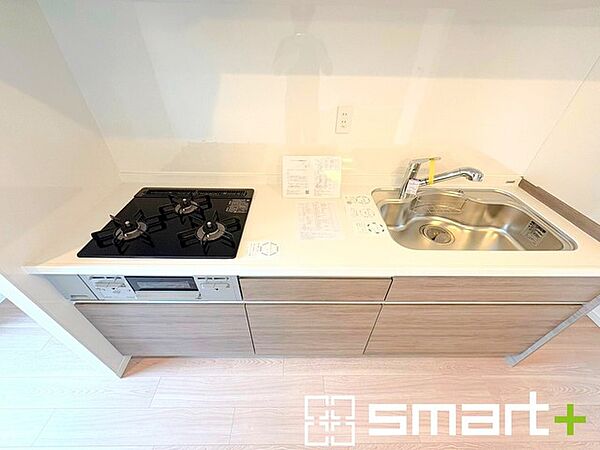 ～リビングを有効活用～ ・キッチンは対面式ではなく壁側にございますので、お部屋の中の空間を有効活用できます。 ・現地ではぜひ家具の配置などもイメージしながらご見学くださいませ。