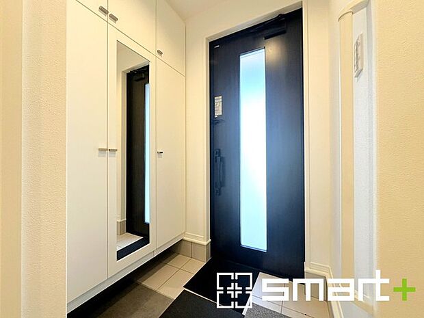 ~穏やかな陽が入る玄関~ ・玄関ドアにガラス部分を設ける事で穏やかな陽の入る玄関になります。 ・備え付けのシューズボックスはミラー付なので朝やお出かけ前の身支度チェックに大活躍。