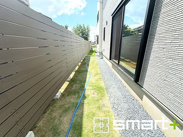 ~お庭もある余裕の敷地~ ・広々した敷地にはお庭もご用意。お庭があるだけで余裕を感じますね。 ・防草シートや人工芝の敷設などのオプションもお気軽にご相談くださいませ。