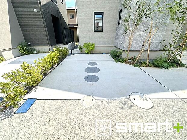 ~ゆとりあるカースペース~ ・セカンドカーや来客時にも困らないカースペース2台分。物置や駐輪スペースなどにも利用できますね。 ・カーポートなどのオプションもお気軽にご相談くださいませ。
