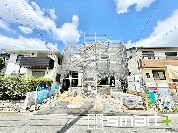 ~閑静な住宅街の立地~ ・周辺は閑静な住宅街となっておりますので、静かな暮らしをご実現いただけます。 ・前面道路の交通量も多くないので、小さなお子様がいるご家庭でもご安心ですね。