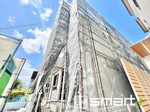 ~ベタ基礎でしっかりとした土台~ ・コンクリートの中に鉄筋を配し強度を高めた「ベタ基礎」を採用。 ・しっかりとした土台を造ったうえで、その上に建物が築造されていきます。