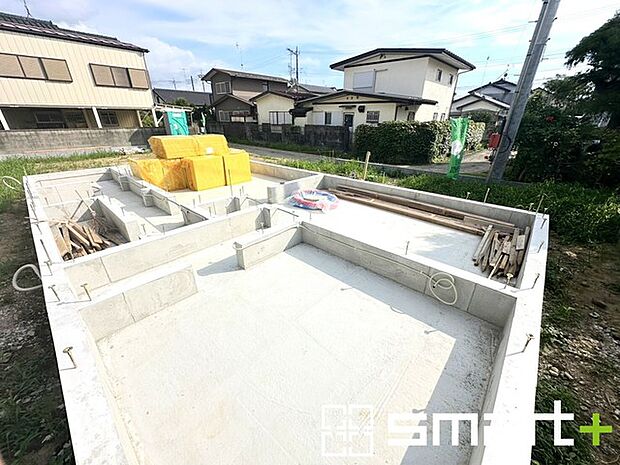 ~ベタ基礎でしっかりとした土台~ ・コンクリートの中に鉄筋を配し強度を高めた「ベタ基礎」を採用。 ・しっかりとした土台を造ったうえで、その上に建物が築造されていきます。
