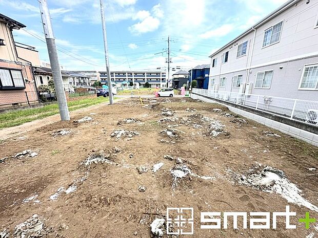 ~ベタ基礎でしっかりとした土台~ ・コンクリートの中に鉄筋を配し強度を高めた「ベタ基礎」を採用。 ・しっかりとした土台を造ったうえで、その上に建物が築造されていきます。
