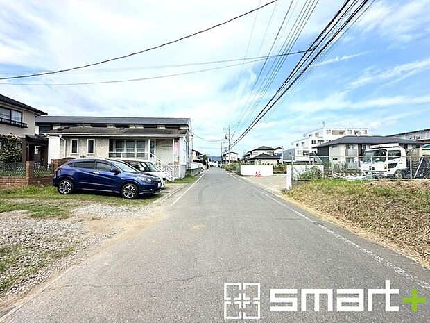 ～閑静な住宅街の立地～ ・周辺は閑静な住宅街となっておりますので、静かな暮らしをご実現いただけます。 ・前面道路の交通量も多くないので、小さなお子様がいるご家庭でもご安心ですね。 