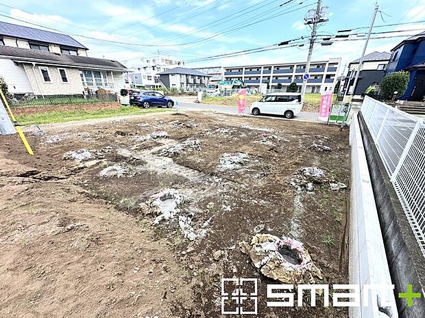 ～ベタ基礎でしっかりとした土台～ ・コンクリートの中に鉄筋を配し強度を高めた「ベタ基礎」を採用。 ・しっかりとした土台を造ったうえで、その上に建物が築造されていきます。 