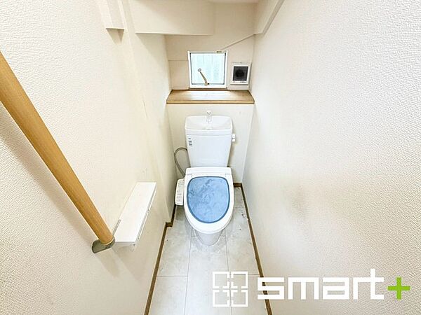 ～小窓付きの明るいトイレ～ ・使用後や掃除の際には新鮮な空気を取り込み換気ができます。 ・背面のスペースにちょっとした棚を設置すれば、トイレットペーパーのストックなども置けますね。