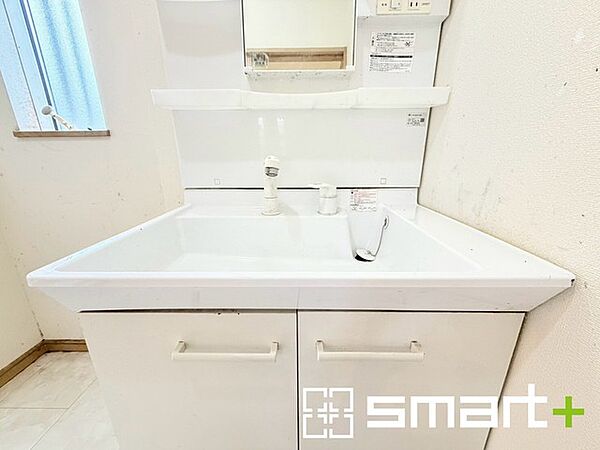 ～シャワー付き洗面台を採用～ ・洗面台の蛇口がホースで伸びシャワーとしてご利用可能。 ・朝の寝ぐせ直しなどにシャワーを使いたい時、洗面台の掃除をする際にも便利にお使いいただけます。