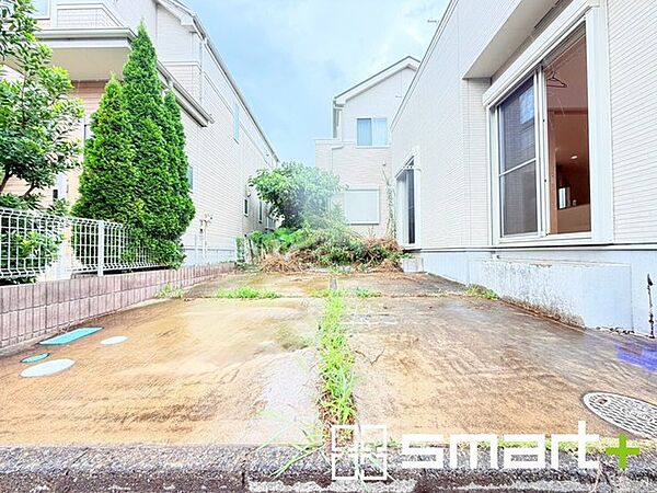 ～ゆとりあるカースペース～ ・セカンドカーや来客時にも困らないカースペース2台分は並列駐車可能でお車の出し入れもラクラク。 ・自転車やバイク、物置などもおける余裕の広さです。