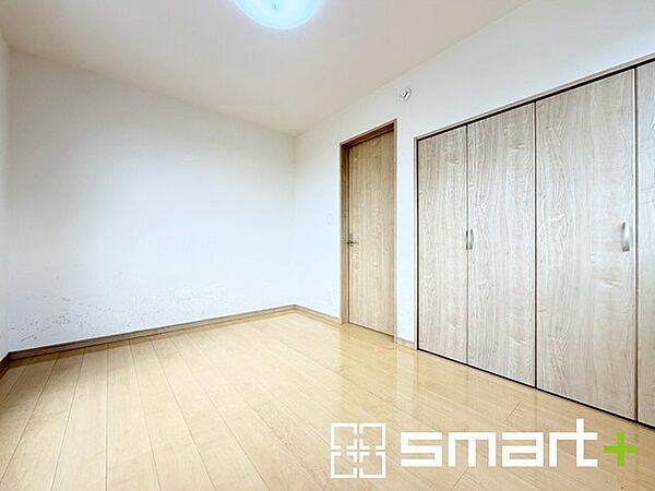 ～自然な風合いの洋室～ ・ナチュラルな色彩で纏められた洋室は家具のコーディネートもしやすくなっております。 ・どんな家具にするか考えるだけでも楽しくなってきますね。
