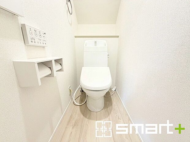 ~窓付きの明るいトイレ~ ・使用後や掃除の際に窓を開ければ、外からの新鮮な空気を取り込み素早く換気ができます。 ・埋め込み収納付きでストックや掃除用具もスッキリ片付きますね。