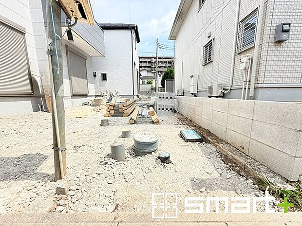 ~ゆとりあるカースペース~ ・セカンドカーや来客時にも困らないカースペース。自転車やバイク、物置などもおける余裕の広さです。 ・カーポートなどのオプションもお気軽にご相談くださいませ。