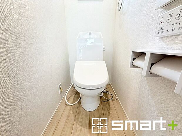 ~窓付きの明るいトイレ~ ・使用後や掃除の際に窓を開ければ、外からの新鮮な空気を取り込み素早く換気ができます。 ・埋め込み収納付きでストックや掃除用具もスッキリ片付きますね。